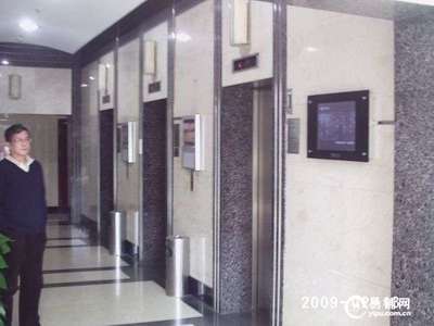 地鐵3-4-9號線交匯，景鴻大樓112平精裝辦公空間，家具全配，即刻入駐